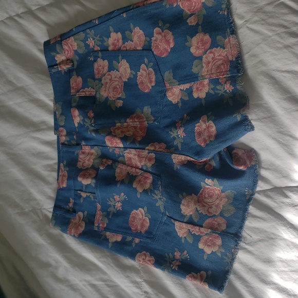 Shorts - Picture 2 of 6